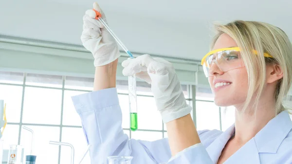 Primer Plano Cara Científica Que Sostiene Tubo Vaso Precipitados Con — Foto de Stock