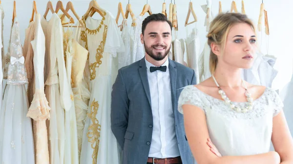 Bir damat gelinine sürpriz yapmak için ayağa kalkar. Gelinin beyaz elbisesinin asıldığı iç mekan stüdyosunu giydirir..