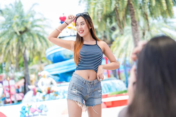 Joven Asiática Alegre Mujer Verano Vestido Moda Pie Posando Para — Foto de Stock