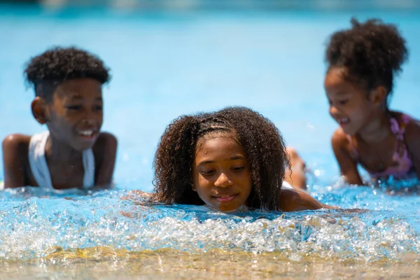 African Girl Boy Sitting Playing Water Swimming Pool Amusement Park — Stock Photo, Image