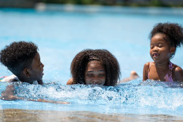African Girl Boy Sitting Playing Water Swimming Pool Amusement Park — Stock Photo, Image