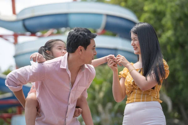 Asiatique Famille Père Mère Jeune Fille Jouer Ensemble Parc Attractions — Photo