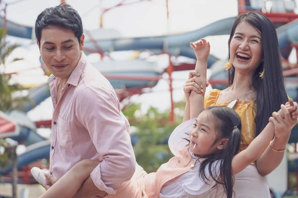 Asiatique Famille Père Mère Jeune Fille Jouer Ensemble Parc Attractions — Photo