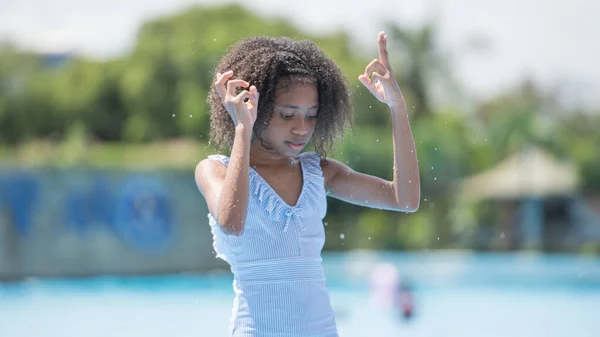 African Girl Standing Playing Swimming Water Pool Amusement Park Concept — Stock Photo, Image