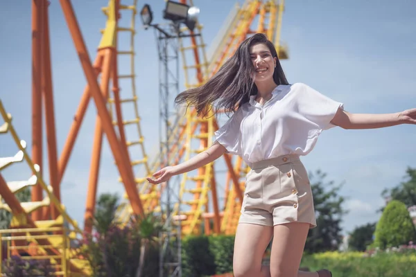 Turistická Mladá Žena Stojí Pocit Štěstí Horské Dráze Zábavním Parku — Stock fotografie