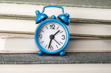 Saat ve içinde belgili tanımlık geçmiş kitaplar kapatın