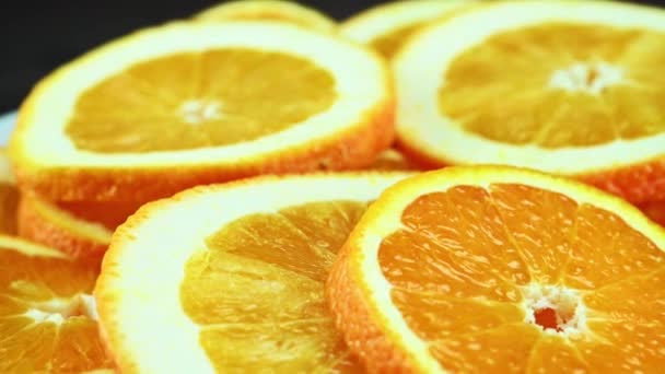 Вращающиеся оранжевые ломтики — стоковое видео