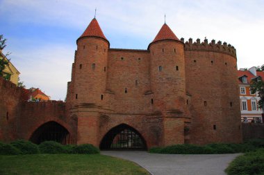 Varşova (Polonya) - Old Town, Barbican - savunma duvarları Rönesans tarzı 1548 kullanarak etrafında kırmızı tuğla inşa unsuru. Şu anda, Varşova Old Town gelen turist kalabalığından çekiyor.