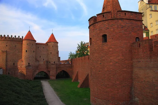 Varşova (Polonya) - Old Town, Barbican - savunma duvarları Rönesans tarzı 1548 kullanarak etrafında kırmızı tuğla inşa unsuru. Şu anda, Varşova Old Town gelen turist kalabalığından çekiyor.