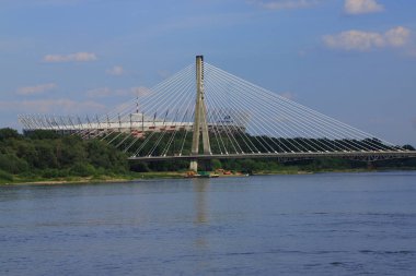 Arka planda Ulusal Stadyum ile Varşova Vistula üzerinde witokrzyski Köprüsü.