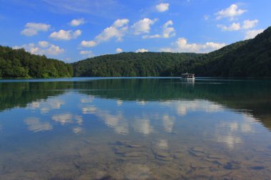 Hırvatistan - Plitvice Lakes dinar dağlar parçası olan Maa Kapela Dağları'nın güneyinde yalan manzara. Plitvice Gölleri karmaşık Hırvatistan, orta kısmında Bosna ile doğu sınırında yer alan.