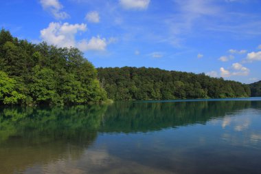 Hırvatistan - Plitvice Lakes dinar dağlar parçası olan Maa Kapela Dağları'nın güneyinde yalan manzara. Plitvice Gölleri karmaşık Hırvatistan, orta kısmında Bosna ile doğu sınırında yer alan.