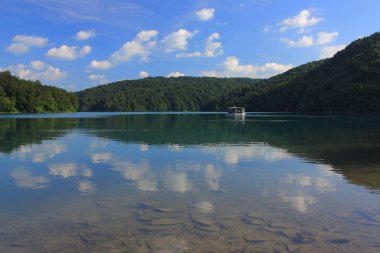 Hırvatistan - Plitvice Lakes dinar dağlar parçası olan Maa Kapela Dağları'nın güneyinde yalan manzara. Plitvice Gölleri karmaşık Hırvatistan, orta kısmında Bosna ile doğu sınırında yer alan.