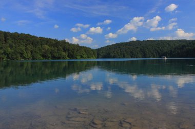 Hırvatistan - Plitvice Lakes dinar dağlar parçası olan Maa Kapela Dağları'nın güneyinde yalan manzara. Plitvice Gölleri karmaşık Hırvatistan, orta kısmında Bosna ile doğu sınırında yer alan.