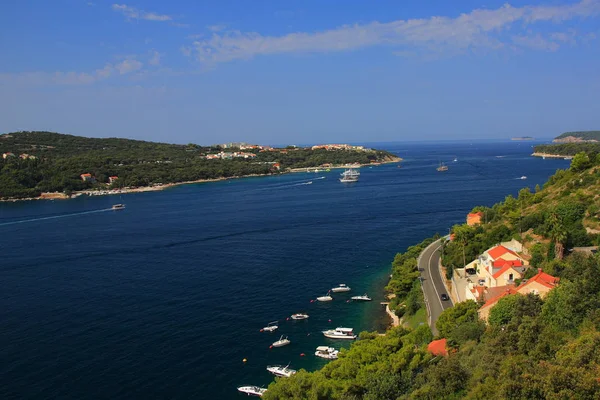 クロアチア ドゥブロヴニク 南ダルマチアに位置する都市の郊外から見たアドリア海の風景 都市はその記念碑 料理はなぜそれが塔によってクロアチアで最も訪問された都市のナイトライフで有名です — ストック写真