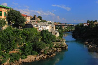 Bosna Hersek - Mostar, Neretva Nehri eski köprü etrafında peyzaj.