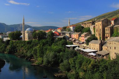 Mostar, Bosna Hersek - Neretva Nehri ve Camii, Koski Mehmed eski köprü Paşa, yatay.