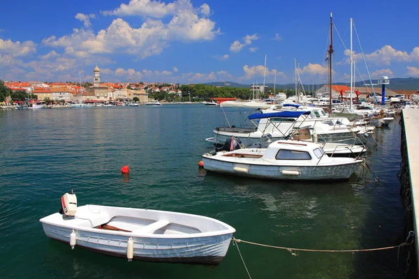 クロアチア クルク島 アドリア海に囲まれたクルク島の島の南にある都市のポート — ストック写真