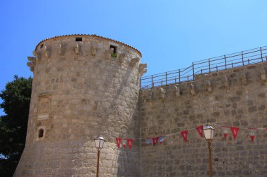 Hırvatistan - tarihi surlar ve Krk - Adriyatik Denizi ile çevrili Krk ada güneyinde bir şehir meydanında Kamplin kule.