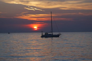 Hırvatistan - günbatımı Novalja kasaba pag Island gördün Adriyatik Denizi üzerinde.