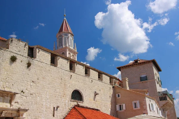 克罗地亚特罗吉尔的迷人城市 在亚得里亚海沿岸的林荫大道上 与圣尼古拉斯教堂的可看见塔之间的浅石灰石的历史建筑 — 图库照片
