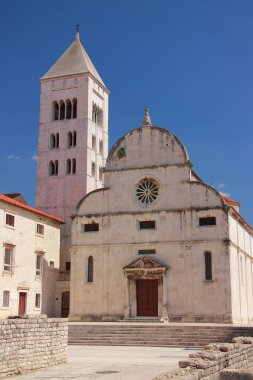 Hırvatistan, Zadar - bir Gotik-Renaissance St. 1105 inşa Meryem Kilisesi 10 ve çan kulesi (arka planda) ile 11 yüz üzerinden.