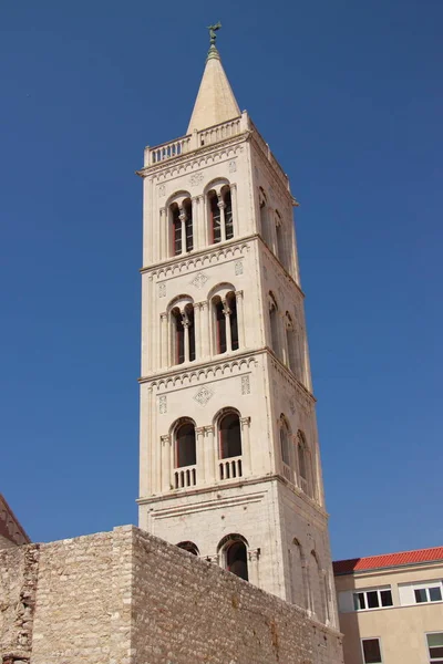 克罗地亚 在第十五和第十九之间建立的圣塔克大教堂钟楼的历史塔楼 — 图库照片
