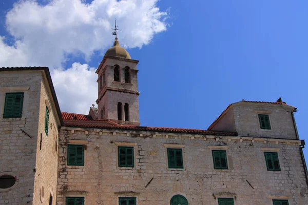 克罗地亚 希贝尼克 济会修道院与第十四世纪教会的钟楼圣弗朗西斯 — 图库照片