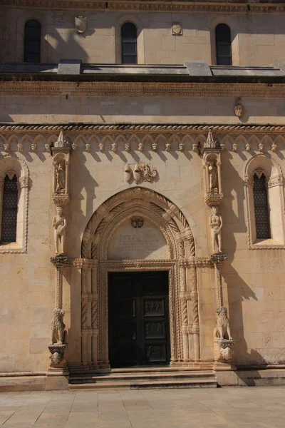 克罗地亚 Ibenik 文艺复兴的圣雅库布从第十六世纪 富有雕刻的侧面入口 — 图库照片