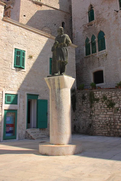 克罗地亚 Ibenik Juraj Dalmatinac 的纪念碑 圣雅库布大教堂的第一个设计师在 Ibenik 位于寺庙附近 — 图库照片