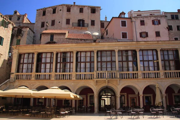 克罗地亚 Ibenik Ibenik 的文艺复兴时期的市政厅 可追溯到第十六世纪 拥有九个拱廊的宏伟长廊 — 图库照片