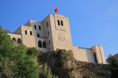 1982 yılında yeniden inşa edilen Arnavutluk 'un Kruja kentindeki ortaçağ Skanderbeg şatosu.