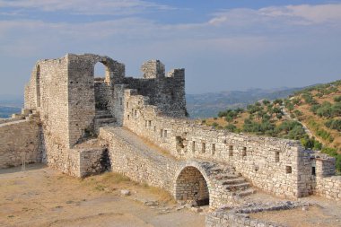 Arnavutluk, Berat - tepenin üzerindeki eski kentte yer alan on üçüncü yüzyıldan kalma kalenin duvarları