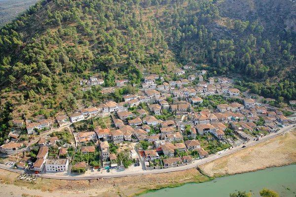 アルバニア中部の丘の中腹にある大隅川に横たわる 千の窓の街 ベラト 城の丘からの眺め — ストック写真