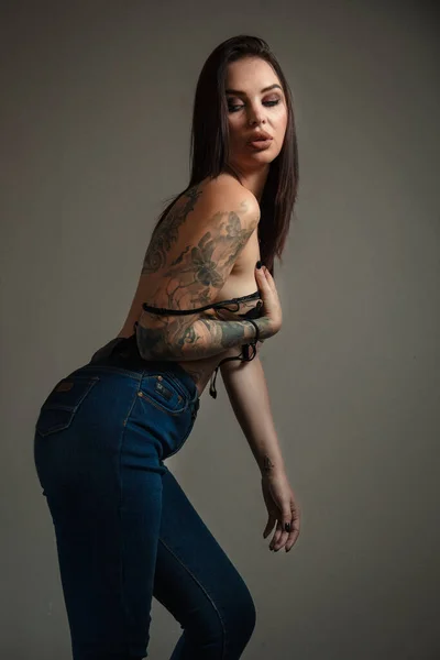Vacker Sexig Tjej Med Tatueringar Underkläder Och Jeans — Stockfoto