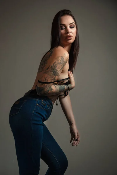 Hermosa Chica Sexy Con Tatuajes Lencería Jeans — Foto de Stock