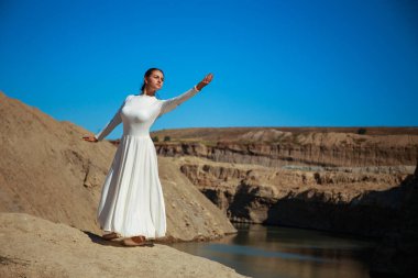 Uçurumun kenarında oturan seksi kız. 