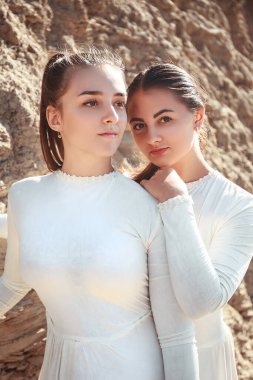Eşcinsel evlilik. Beyaz elbiseli iki kız.