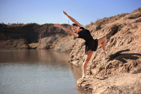 Ragazza Sportiva Piega Sull Acqua Immagine Stock