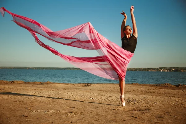 Kumsalda elinde kırmızı bir bezle güzel bir kız.