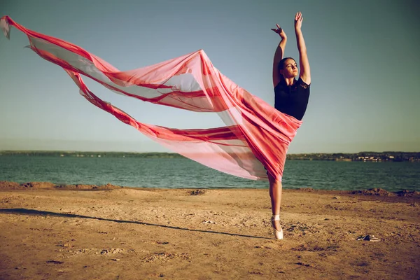 Hermosa Chica Playa Con Paño Rojo Sus Manos — Foto de Stock