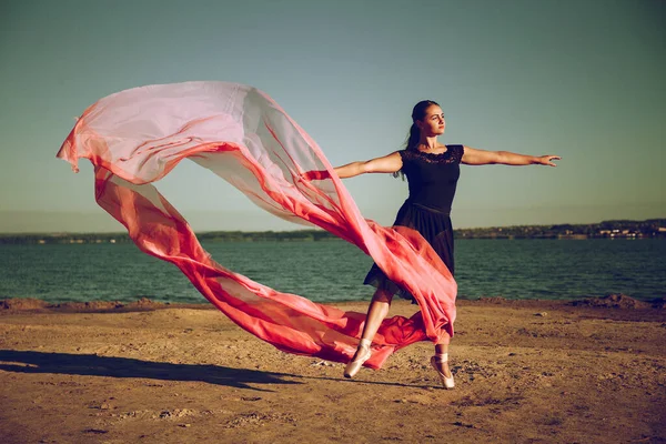 Hermosa Chica Playa Con Paño Rojo Sus Manos — Foto de Stock