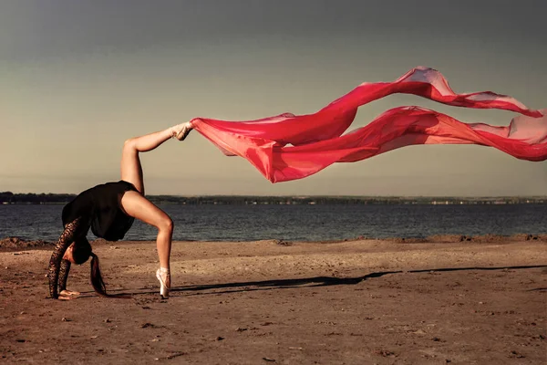 Hermosa Chica Playa Con Paño Rojo Sus Manos — Foto de Stock