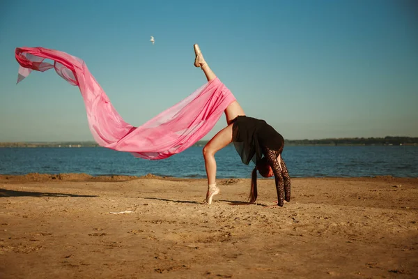 Hermosa Chica Playa Con Paño Rojo Sus Manos — Foto de Stock