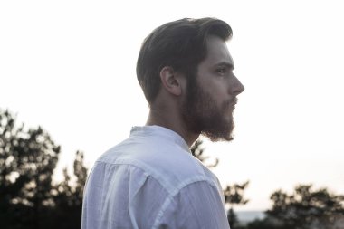 Sakalı, önde gözüküyor, kendinden emin bir görünüm ve güçlü beden, siyah saçlı ve hayal ile genç yakışıklı bir seksi adam portresi.