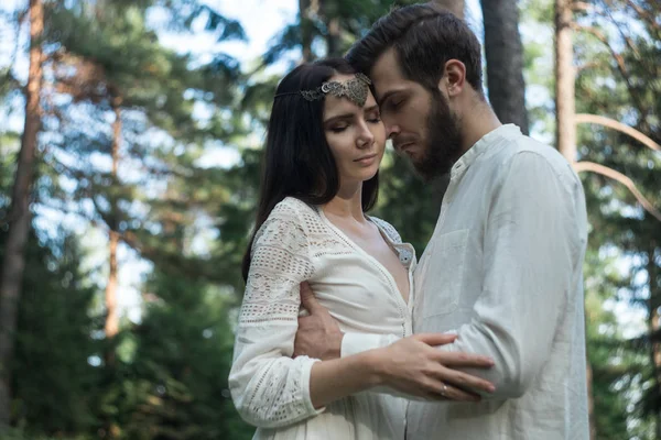 Junges Schönes Slawisches Verliebtes Paar Spaziert Durch Den Wald Süßes — Stockfoto