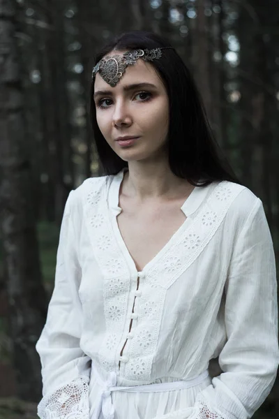 Красивая Молодая Сексуальная Девушка Ходит Отдыхает Сказочном Лесу Белое Нежное Лицензионные Стоковые Изображения