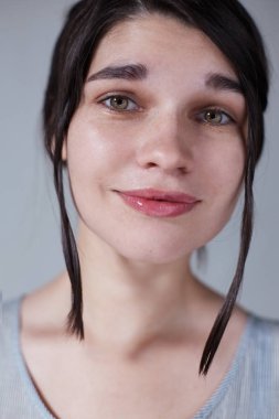 Sevimli kız, koyu saçlı, etrafında aptal ve kamera, closeup portre, güzel, genç ve eğlenceli kadın bakıyor