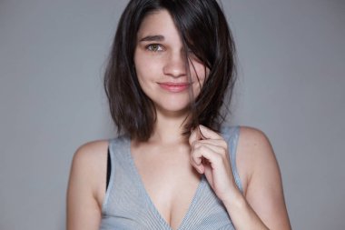 güzel güzel genç kız saç bir iplikçik çeker, o çerçeve bakar, resim açık gri ölçekte yapılır