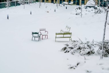 Kışın kar Paris şehri ve Fransa'da onun parkları
